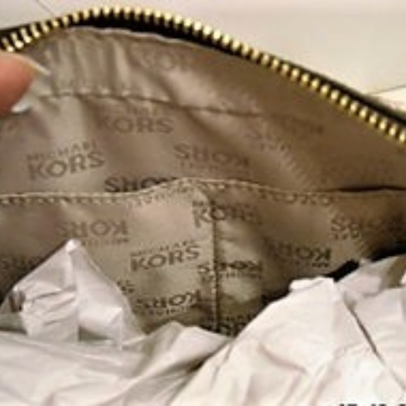 NWT MICHAEL KORS SAFFIANO STUD SHOULDER BAG - Picture 4 of 8